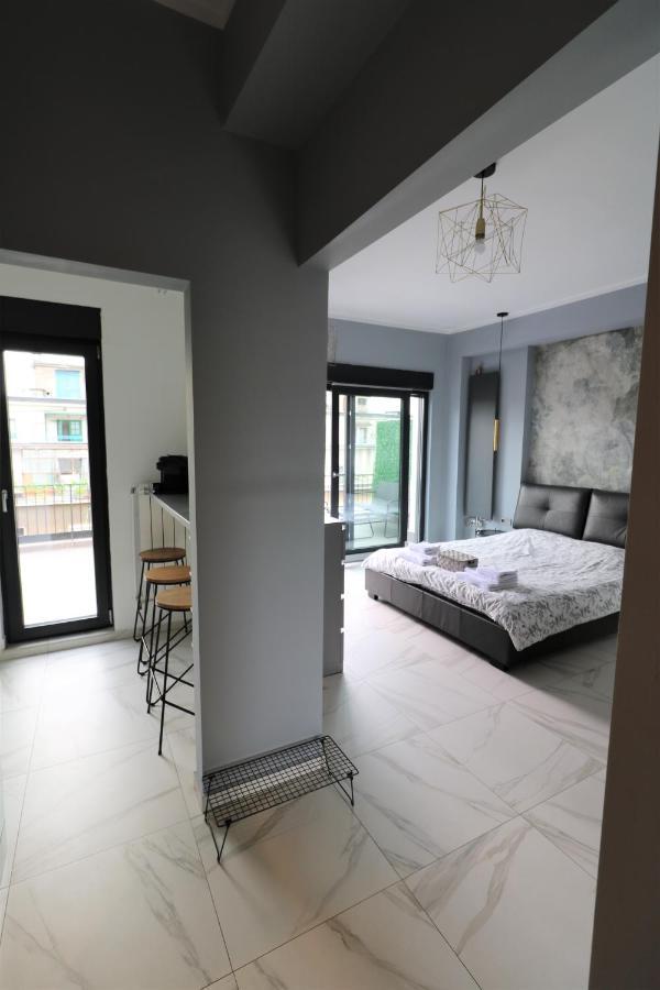 Deluxe Skyline Retreat Studio - Old Town Bukares Bagian luar foto