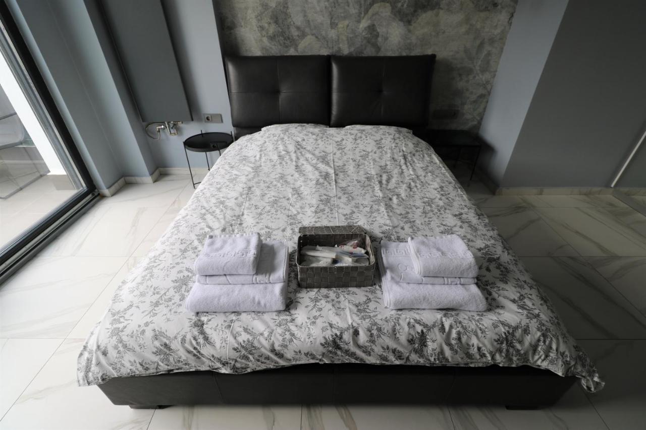 Deluxe Skyline Retreat Studio - Old Town Bukares Bagian luar foto