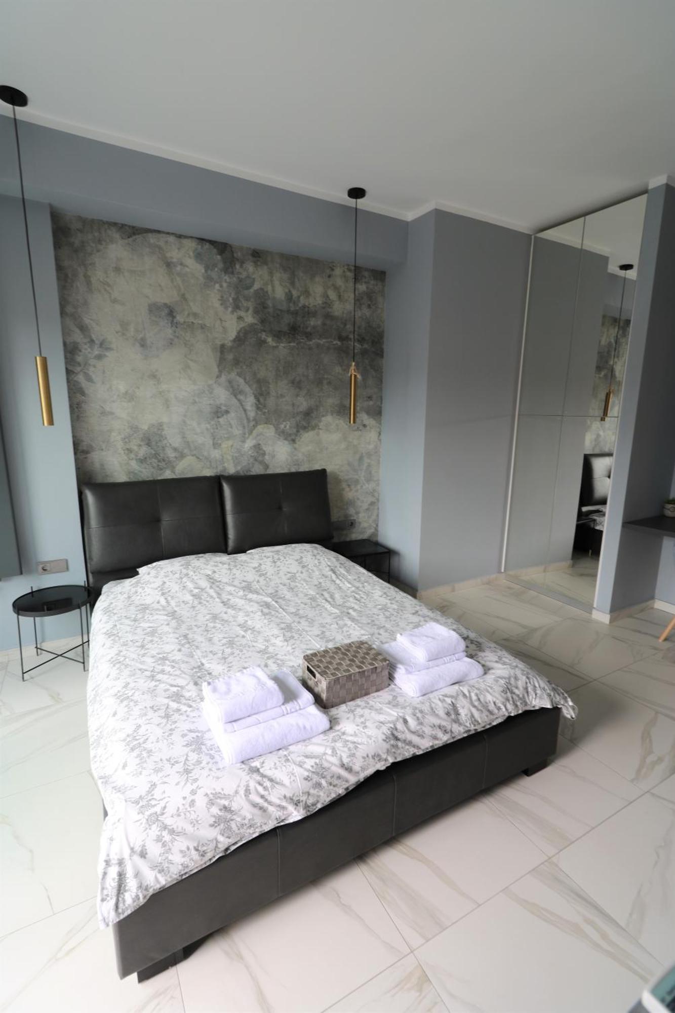 Deluxe Skyline Retreat Studio - Old Town Bukares Bagian luar foto