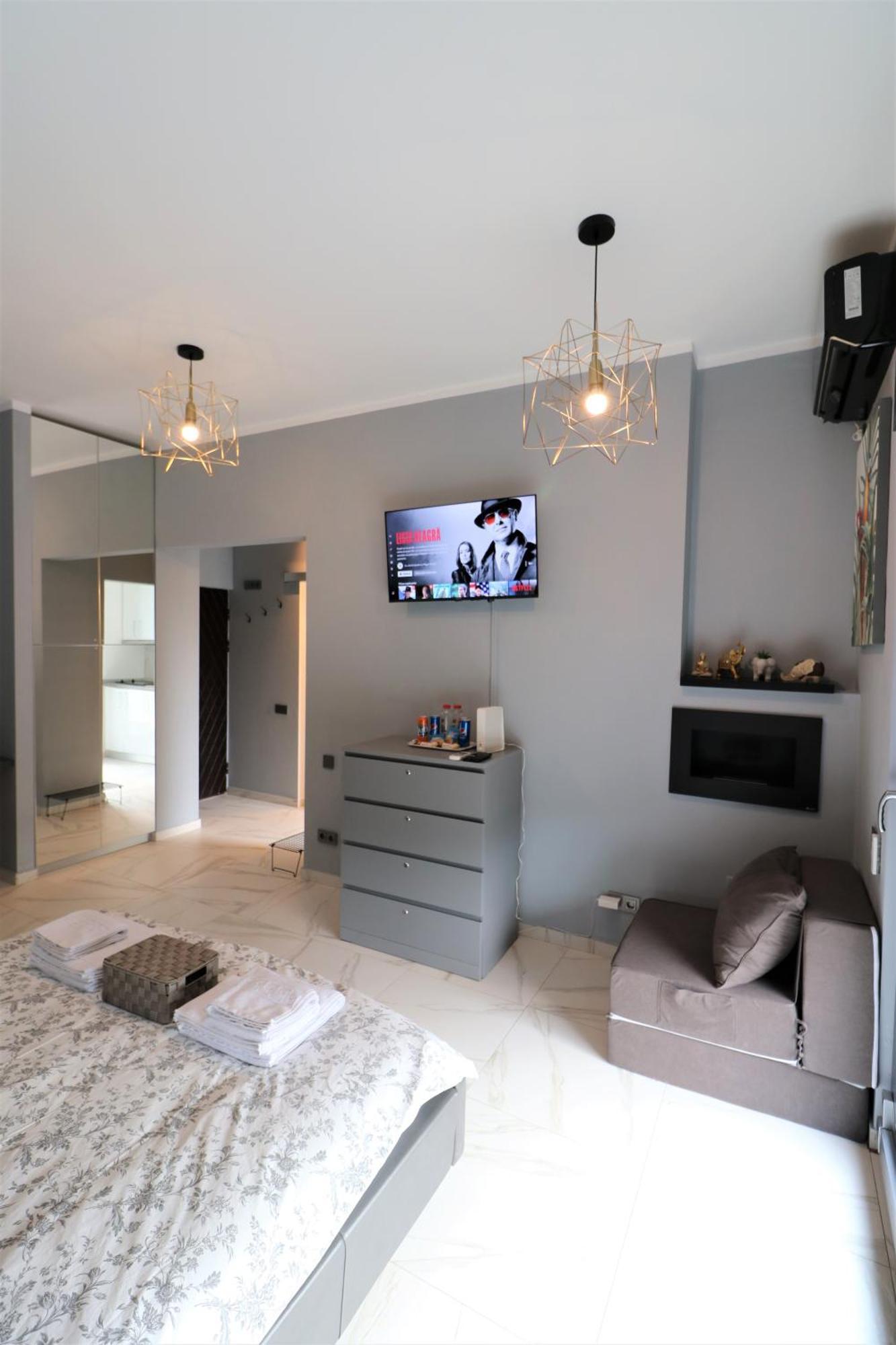 Deluxe Skyline Retreat Studio - Old Town Bukares Bagian luar foto