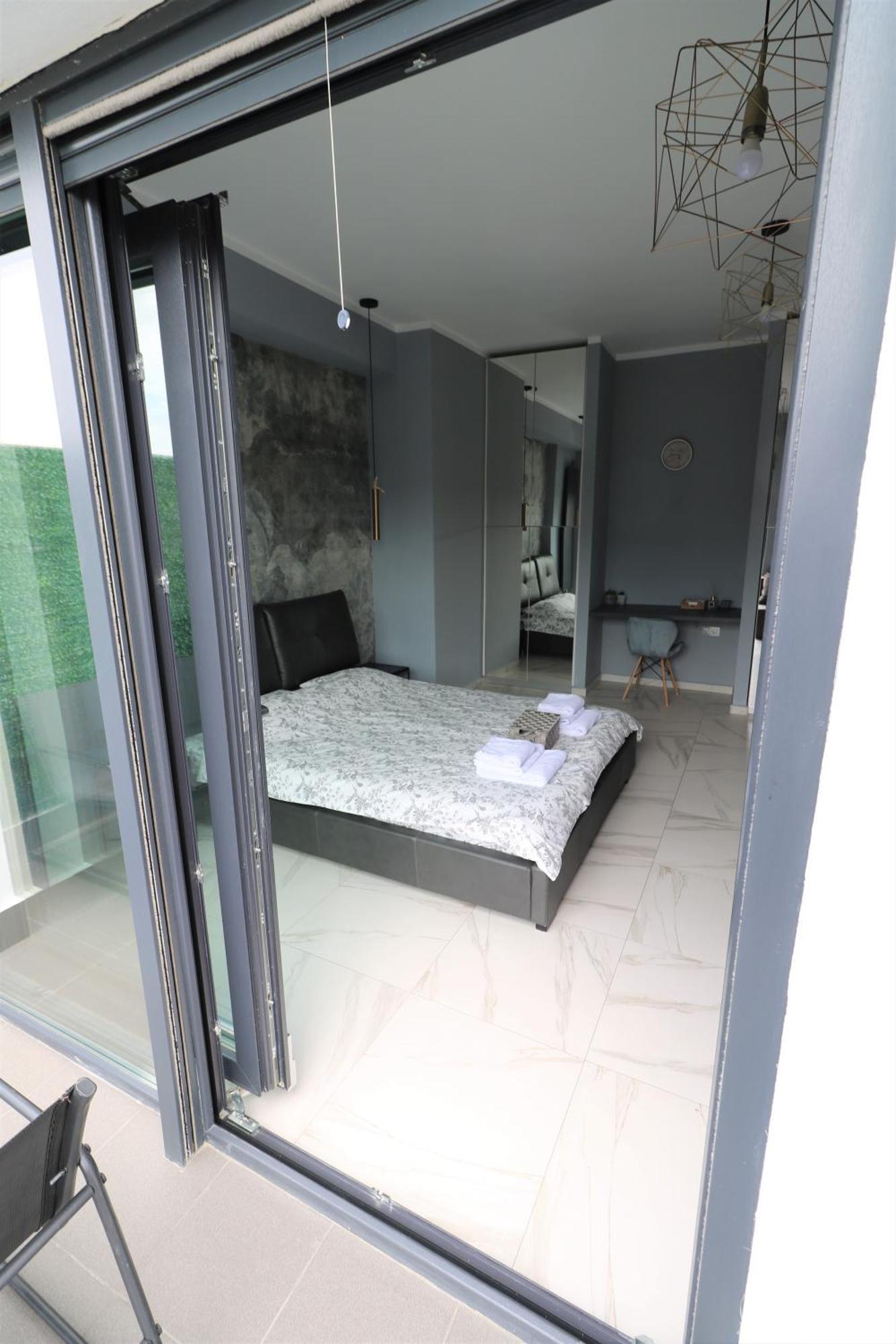 Deluxe Skyline Retreat Studio - Old Town Bukares Bagian luar foto
